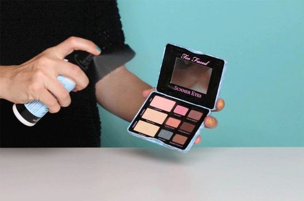Bersihkan alat dan produk makeup/pinterest.com/haley Bersihkan alat dan produk makeup sesuai kebutuhan masing-masing.