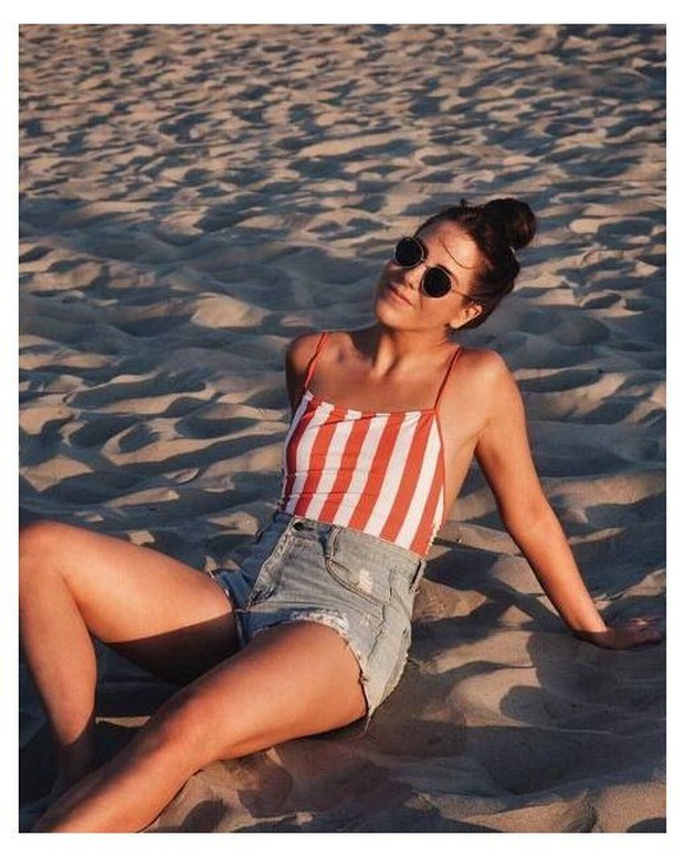 Bisa menambah bawahan/pinterest.com/ritzcarlton Cukup pakai celana, rok atau kain saja sebagai bawahan.