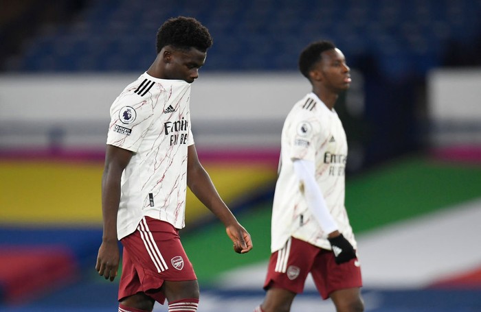 LIVERPOOL, ENGLAND - DECEMBER 19:  Bukayo Saka of Arsenal and Eddie Nketiah of Arsenal look dejected at half time during the Premier League match between Everton and Arsenal at Goodison Park on December 19, 2020 in Liverpool, England. A limited number of fans (2000) are welcomed back to stadiums to watch elite football across England. This was following easing of restrictions on spectators in tiers one and two areas only. (Photo by Peter Powell -