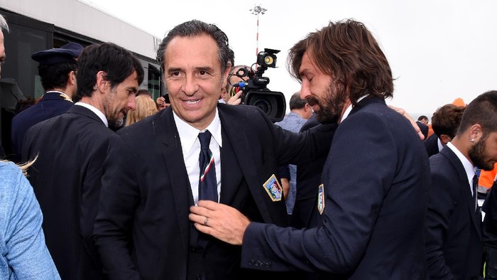 MILAN, ITALY - JUNE 26:  Head coach Italy Cesare Prandelli and Andrea Pirlo (R) arrive at Malpensa Airport on June 26, 2014 in Milan, Italy.  (Photo by Claudio Villa/Getty Images)
