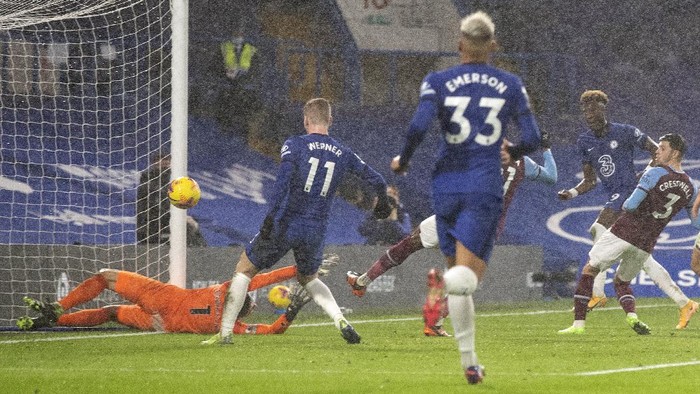 West Hams goalkeeper Lukasz Fabianski fails to stop Chelseas Tammy Abraham, second right, score his teams third goal during the English Premier League soccer match between Chelsea and West Ham at Stamford Bridge, London, Monday, Dec. 21, 2020. (AP Photo/Clive Rose,Pool)