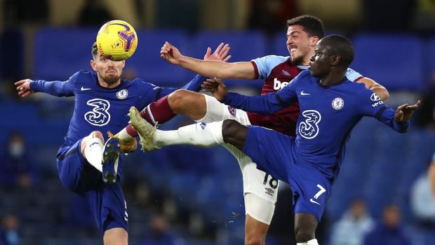 Chelsea's Jorginho, left, and N'Golo Kante, right, battle for the ball with West Ham's Pablo Fornals, centre, during the English Premier League soccer match between Chelsea and West Ham at Stamford Bridge, London, Monday, Dec. 21, 2020. (AP Photo/Clive Rose,Pool)