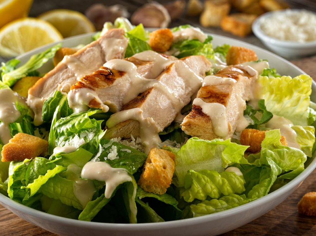 Resep Chicken Caesar Salad ala Restoran yang Segar Gurih