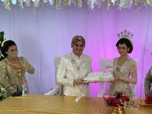 Pernikahan Drive-thru, Pengantin Sambut 10.000 Tamu Tanpa Turun dari Mobil Pernikahan Drive-thru, Pengantin Sambut 10.000 Tamu Tanpa Turun dari Mobil