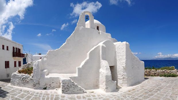 galfot gereja arsitektur unik Famous greek Paraportiani white church in Mykonos, Greece. (istockphoto/ PhotoTalk)