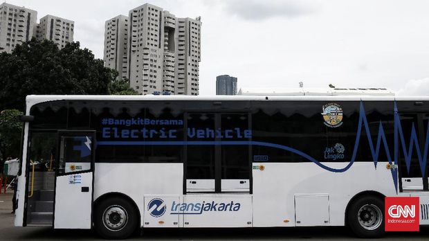 Pra uji coba jalan bus Listrik Skywell NJL6126BEV yang didukung dengan baterai Lithium Iron Phosphate (LiFePo4) yang memiliki daya sebesar 258 kwh. Jakarta, Selasa (22/12/2020). CNN Indonesia/Andry Novelino