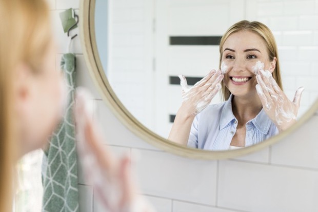 Gunakan Pembersih Antibakteri Setiap Hari /freepik.com Sebelum mengenakan masker ada baiknya untuk membersihkan kulit dengan produk pembersih yang lembut tapi juga efektif.