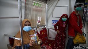 Hari Ibu Penumpang Commuter Line Dapat Bunga