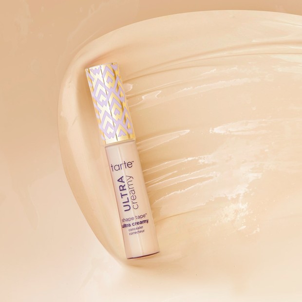 Shape Tape Ultra Creamy Concealer mampu meng-coverage dengan sempurna, memiliki hasil akhir seperti satin, dan tentunya menghidrasi kulit.