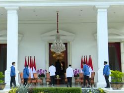 Filosofi 6 Menteri Baru Jokowi Dikenalkan Pakai Jaket Biru