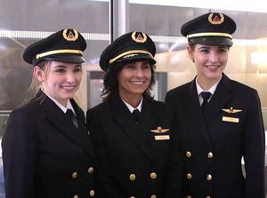 Keren, Potret Ibu dan 2 Anak Perempuannya yang Sama-sama Jadi Pilot