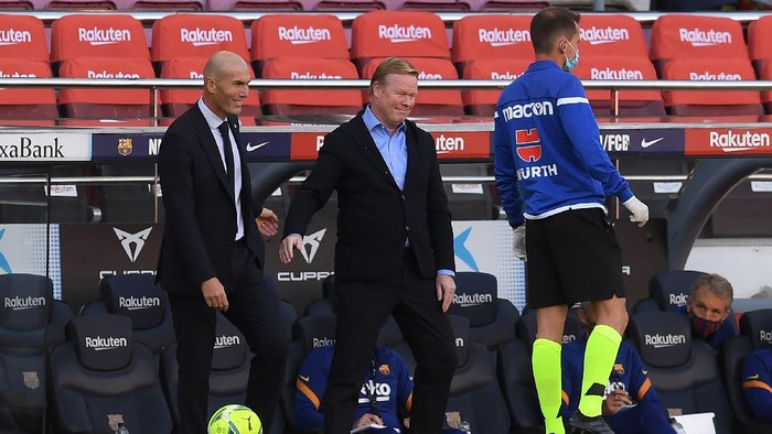 BARCELONA, SPAIN - OCTOBER 24: Zinedine Zidane, Head Coach of Real Madrid interacts with Ronald Koeman, Head Coach of Barcelona ahead of the La Liga Santander match between FC Barcelona and Real Madrid at Camp Nou on October 24, 2020 in Barcelona, Spain. Sporting stadiums around Spain remain under strict restrictions due to the Coronavirus Pandemic as Government social distancing laws prohibit fans inside venues resulting in games being played behind closed doors. (Photo by Alex Caparros/Getty Images)