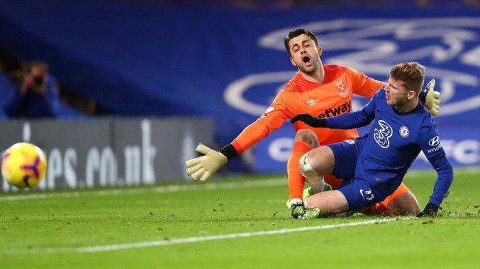 LONDON, ENGLAND - DECEMBER 21: Timo Werner of Chelsea collides with Lukasz Fabianski of West Ham United in the box during the Premier League match between Chelsea and West Ham United at Stamford Bridge on December 21, 2020 in London, England. The match will be played without fans, behind closed doors as a Covid-19 precaution. (Photo by Clive Rose/Getty Images)