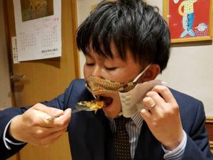 Pakai Masker Ini Tak Perlu Repot Melepas Saat Makan