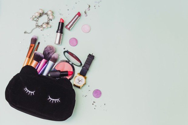 Membawa pouch makeup/freepik.com Pilih yang benar-benar dibutuhkan dan tidak perlu membawa semua.