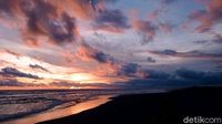 Memburu Matahari Terbenam di Pantai Pangandaran