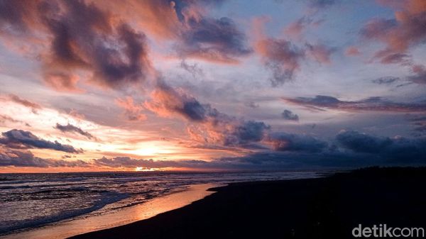 Memburu Matahari Terbenam di Pantai Pangandaran