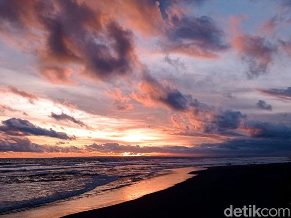 Memburu Matahari Terbenam di Pantai Pangandaran