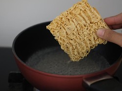 Pesta Pernikahan Viral, Sajikan Mie Instan untuk Tamu Kondangan