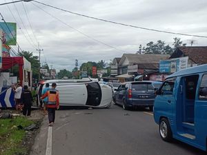 Minibus Terguling Usai Tabrak Tiang di Jalur Puncak Bogor