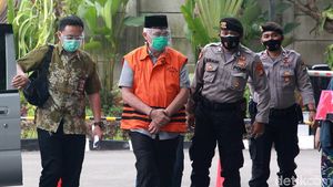 Penampakan Bupati Nonaktif Banggai Laut Saat Akan Diperiksa KPK