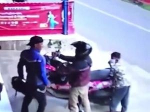 Viral Video Pria Sumedang Nekat Curi Motor di Hadapan Korbannya Viral Video Pria Sumedang Nekat Curi Motor di Hadapan Korbannya