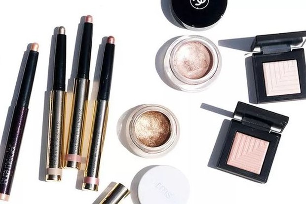 Periksa tanggal kadaluwarsa/pinterest.com/shannonelizabeth Jika memakai makeup yang sudah kadaluwarsa, maka kulit akan terkena iritasi.