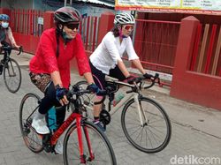 Peringati Hari Ibu, Emak-emak Ini Gowes Berkebaya