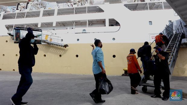 Petugas kesehatan pelabuhan Tanjung Priok mengecek surat kesehatan dari penumpang kapal Doro Londa tujuan Indonesia Timur ke Jakarta, Selasa (22/12/2020). Pengecekan surat kesehatan ini untuk mengantisipasi penyebaran virus COVID-19. (CNBC Indonesia/Tri Susilo)  

PT Pelayaran Nasional Indonesia PT PELNI (Persero) masih memberlakukan penggunaan hasil tes rapid antibodi bagi calon penumpang kapal PELNI. Manajemen PELNI terus berkoordinasi dengan Tim Gugus COVID-19 dan konsisten memastikan protokol kesehatan dilaksanakan secara ketat.  (CNBC Indonesia/ Tri Susilo)