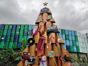 Unik! Bali Punya Pohon Natal Setinggi 7 Meter dari Drum Bekas