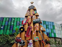 Unik! Bali Punya Pohon Natal Setinggi 7 Meter dari Drum Bekas