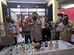 Polisi Amankan 7.600 Botol Miras dari Penggerebekan Rumah Mewah di Sukabumi