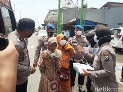 Polwan Probolinggo Isi Hari Ibu dengan Bagikan Masker