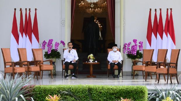 Presiden Jokowi didampingi Wakil Presiden Ma'ruf Amin mengumumkan 6 menteri baru untuk mengisi Kabinet Indonesia Maju.