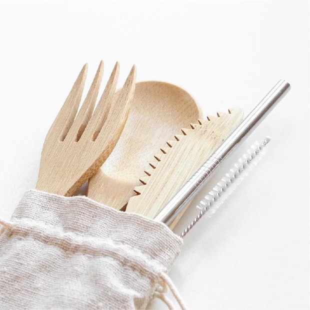 Jadikan alat makan portable atau reusable cutlery set hadiah natal yang ramah lingkungan.