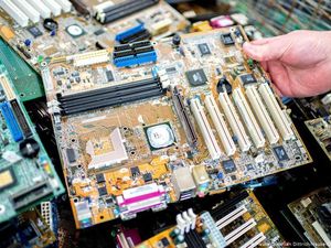 Sampah Tak Terlihat di Balik Produksi Laptop dan Ponsel