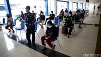 Jelang Libur Nataru, Penumpang Bus Antre Rapid Test Antigen
