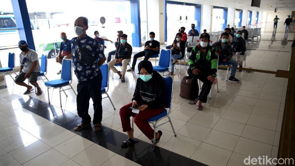 Jelang Libur Nataru, Penumpang Bus Antre Rapid Test Antigen Jelang Libur Nataru, Penumpang Bus Antre Rapid Test Antigen