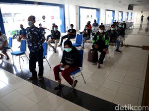 Jelang Libur Nataru, Penumpang Bus Antre Rapid Test Antigen