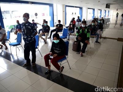 Jelang Libur Nataru, Penumpang Bus Antre Rapid Test Antigen