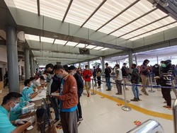 564 Calon Penumpang Daftar Rapid Test Antigen di Stasiun Senen Per 08.30 WIB