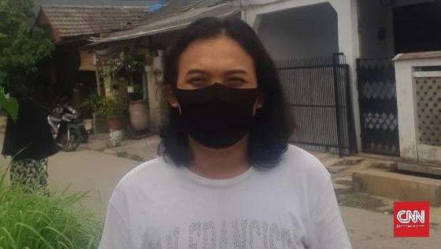 Karyawan swasta di Jakarta Timur, Dwi Okta (24), berharap Presiden Jokowi berani tak didikte parpol dalam reshuffle kabinet, Senin (21/12/2020). (CNNIndonesia/Ryan Suhendra)