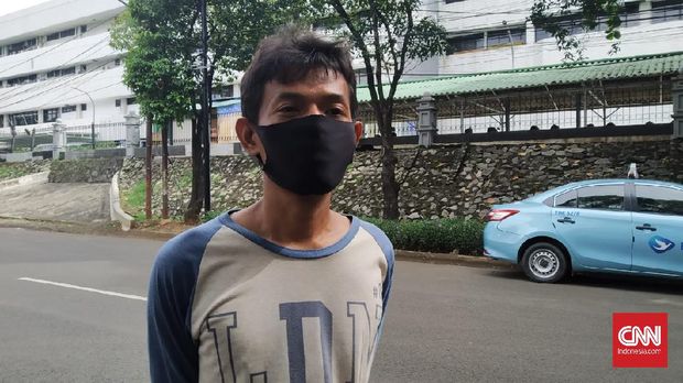 Pedagang di kawasan Pancoran, Jakarta Selatan, Riyadi (33) menilai menteri yang baik bukan dari kalangan partai karena berkepentingan, sebaiknya profesional, Senin (21/12/2020). (CNNIndonesia/Yogi Anugrah)