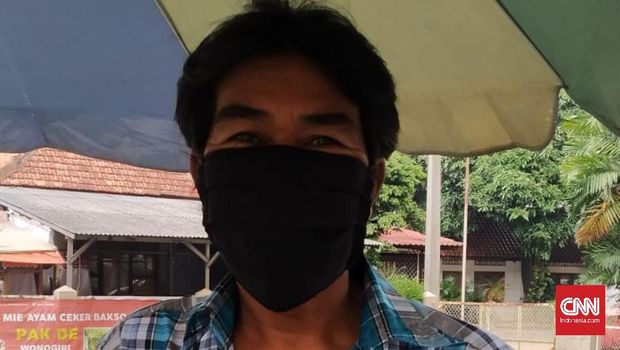 Samsul (46) menyatakan jika ingin merombak kabinet, calon menteri yang harus dipilih Jokowi harus orang yang benar-benar segar dan ahli di bidangnya, Senin (21/12/2020). (CNNIndonesia/Yogi Anugrah)