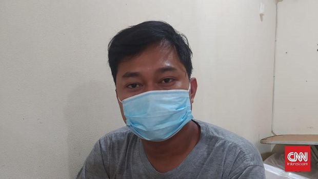 Karyawan swasta, Syahid (24), berharap Presiden Jokowi berani tak didikte parpol dalam reshuffle kabinet, Senin (21/12/2020). (CNNIndonesia/Yogi Anugrah)