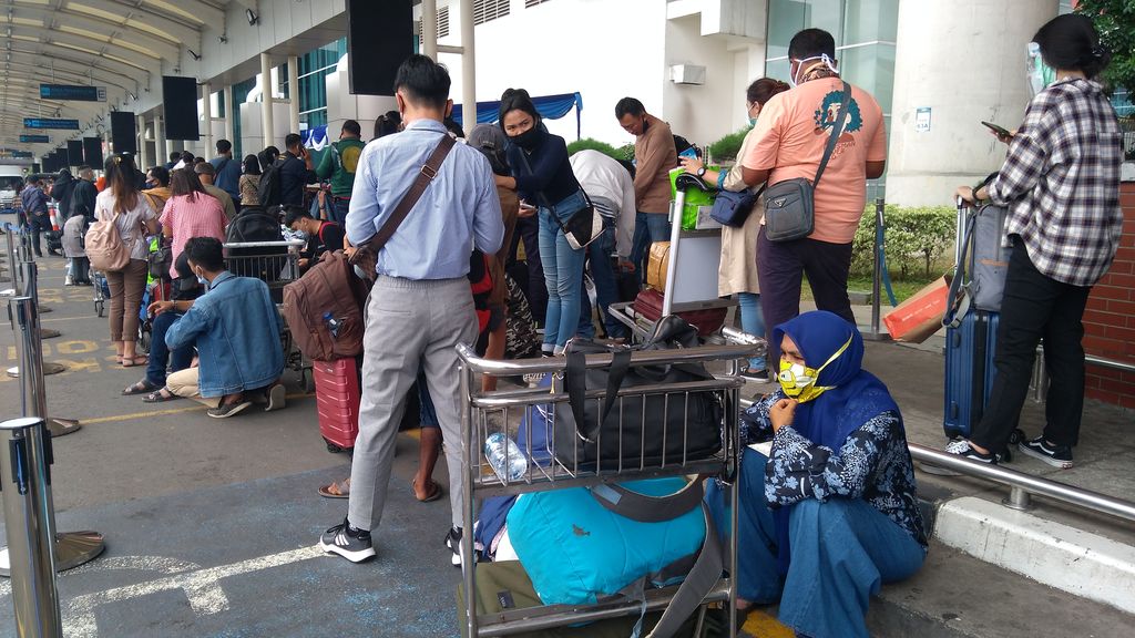 Suasana antrean rapid test antigen di Bandara Soekarno Hatta siang hari, Selasa (22/11).