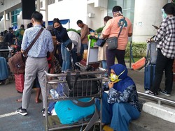 Hingga Siang Hari, Antrean Rapid Antigen Masih Mengular di Bandara Soetta