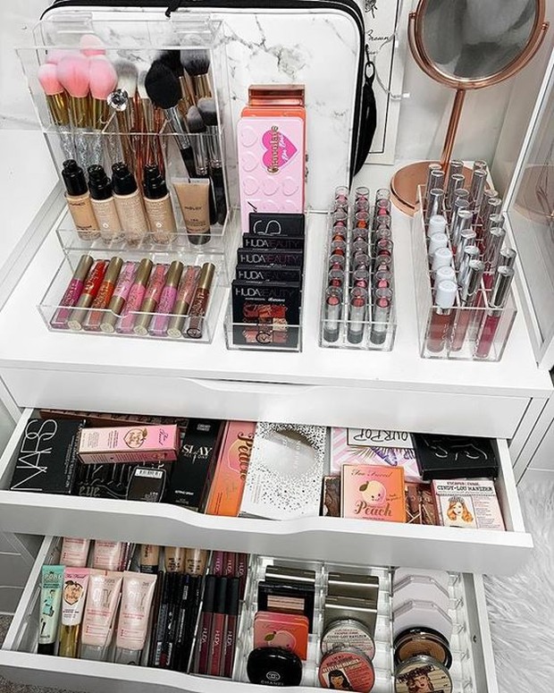 Susun alat dan produk makeup/pinterest.com/ashleynorton Berguna agar semua alat dan produk makeup dapat siap dipakai.