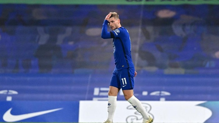 LONDON, ENGLAND - NOVEMBER 29: Timo Werner of Chelsea reacts after having a goal disallowed for offside during the Premier League match between Chelsea and Tottenham Hotspur at Stamford Bridge on November 29, 2020 in London, England. Sporting stadiums around the UK remain under strict restrictions due to the Coronavirus Pandemic as Government social distancing laws prohibit fans inside venues resulting in games being played behind closed doors. (Photo by Justin Tallis -