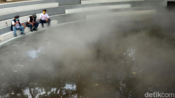 Unik! Ada Sungai Berkabut di Bandung